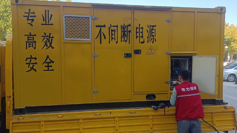 南丹柴油发电机组和UPS电源配合使用时，如何避免切换过程中的电力中断？